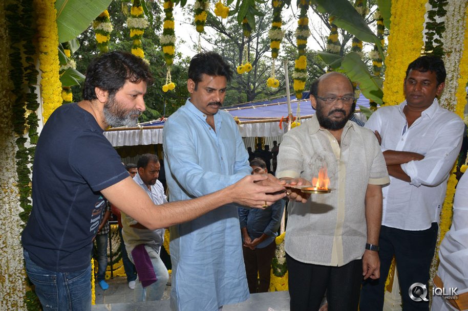 Pawan-Kalyan-and-Trivikram-New-Movie-Opening-Photos